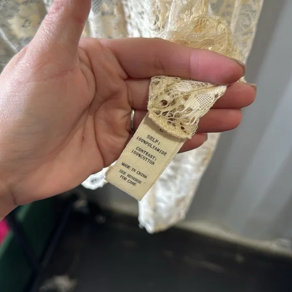 Buckle gimmicks cold shoulder top - Picture 4 of 7